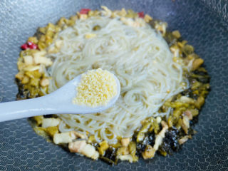 16、酸菜炖粉条,鸡精调味