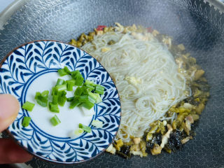 17、酸菜炖粉条,入葱花