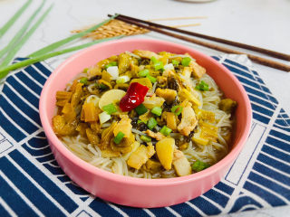 18、酸菜炖粉条,酸菜炖粉条味道酸爽可口。