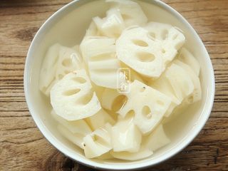 2、开胃下饭的糖醋鲜藕,莲藕去皮滚刀切块;怕氧化发黑可以用淡盐水泡着;