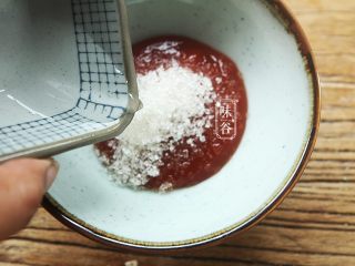 6、开胃下饭的糖醋鲜藕,倒入4勺白醋;