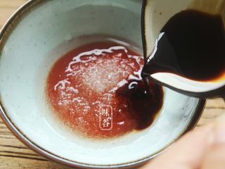 7、开胃下饭的糖醋鲜藕,倒入2勺酱油;