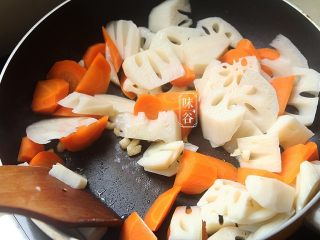 9、开胃下饭的糖醋鲜藕,锅里放入适量油,烧热后爆香姜蒜蓉,然后放入胡萝卜块和莲藕块翻炒;