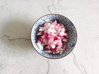 2、洋葱肉末烩豆腐,洋葱去掉外皮洗净切丁备用