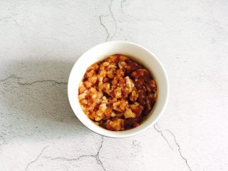 3、洋葱肉末烩豆腐,1勺生抽、1勺料酒、1小茶匙生粉、适量的盐和白砂糖搅拌均匀腌制十分钟