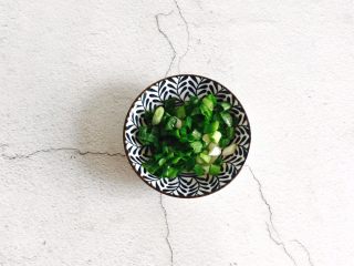 4、洋葱肉末烩豆腐,香葱洗净切圈备用