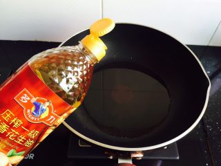 5、洋葱肉末烩豆腐,锅中倒入多力浓香花生油加热至七成热