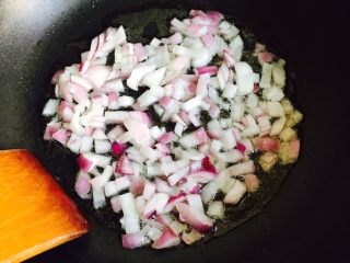 6、洋葱肉末烩豆腐,倒入洋葱小火煸炒出香味