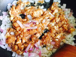 7、洋葱肉末烩豆腐,倒入腌制好的肉末