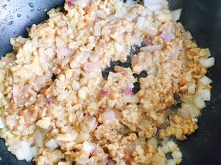 8、洋葱肉末烩豆腐,大火翻炒至变色
