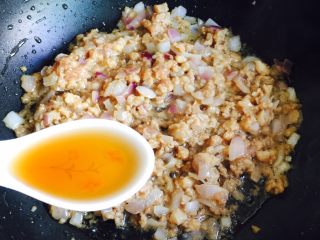 9、洋葱肉末烩豆腐,烹入料酒