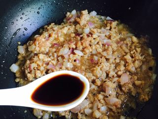 10、洋葱肉末烩豆腐,烹入生抽翻炒片刻