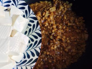 11、洋葱肉末烩豆腐,放入豆腐