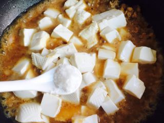 12、洋葱肉末烩豆腐,轻轻晃动锅子，加1小茶匙盐