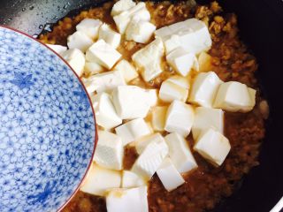 13、洋葱肉末烩豆腐,加1碗热水，莫过豆腐即可。大火烧开转小火慢炖3-5分钟