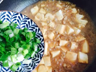 15、洋葱肉末烩豆腐,撒葱花