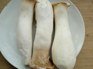 1、耗油双丝,准备杏鲍菇