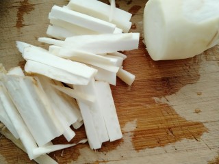 2、耗油双丝,杏鲍菇切段切片再切成丝