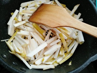 6、耗油双丝,热锅烧油放入杏鲍菇煸炒