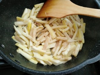 7、耗油双丝,把杏鲍菇炒软加入适量胡椒粉入味