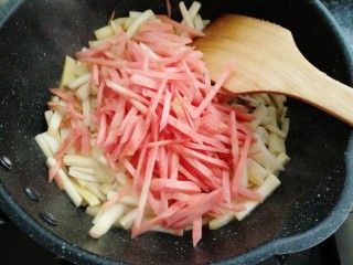 8、耗油双丝,放入胡萝卜煸炒