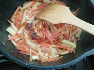 10、耗油双丝,放入盐，生抽，老抽，耗油，胡椒粉