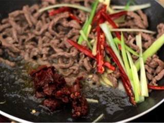 6、干煸牛肉丝,加入豆瓣酱 ，炒出红油，把所有的原料都混合均匀。