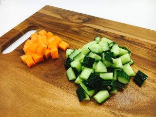 5、宫保鸡丁,黄瓜切丁，胡萝卜切丁。