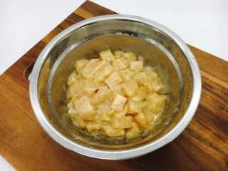 11、宫保鸡丁,鸡肉丁里放入少许盐，白胡椒粉，料酒，淀粉，把它们和匀，抓出粘性，最后再放少许油，搅拌均匀。