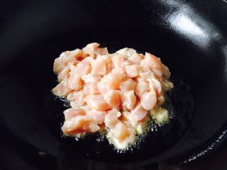 12、宫保鸡丁,锅里放适量的油，当油温4成热时放入鸡丁。