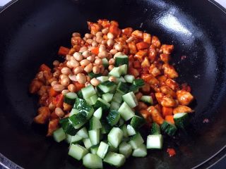 24、宫保鸡丁,再放入黄瓜和花生米，翻炒均匀。