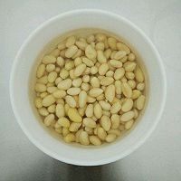 1、早餐粥伴侣-黄豆榨菜,黄豆泡发,泡好后是原有大小的1.5倍左右。