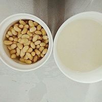 2、早餐粥伴侣-黄豆榨菜,泡好的黄豆捞出,泡黄豆你水不要捯掉。一会有用