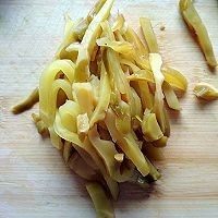 4、早餐粥伴侣-黄豆榨菜,榨菜切好丝后用清水洗一遍,沥干水份备用