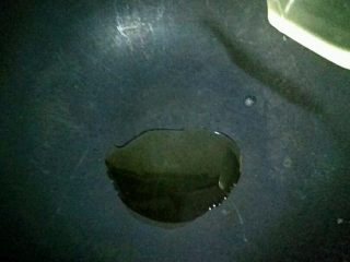 5、早餐粥伴侣-黄豆榨菜,锅中倒入10克左右的油。