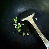 6、早餐粥伴侣-黄豆榨菜,5成热的油倒入葱花,这个葱花分三次加入