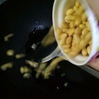 7、早餐粥伴侣-黄豆榨菜,倒入黄豆,翻炒。