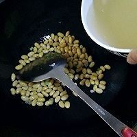 8、早餐粥伴侣-黄豆榨菜,刚刚留下泡黄豆的水倒入一半进锅中,转小火翻炒几下。慢慢收水份,水份没有后再倒入剩下的。