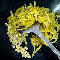 10、早餐粥伴侣-黄豆榨菜,这个时候倒入榨菜丝,翻炒2分钟左右。