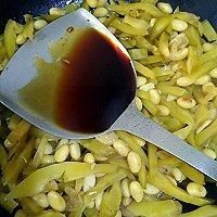 11、早餐粥伴侣-黄豆榨菜,加入生抽翻炒,再加一些水,以免干锅