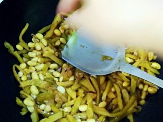 12、早餐粥伴侣-黄豆榨菜,这时加的第二放的忽花翻炒。