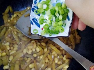 13、早餐粥伴侣-黄豆榨菜,榨菜变软,黄豆熟了之后,加入最后的葱花翻炒几下就可以出锅了。