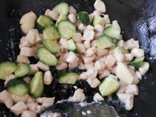 4、地方菜≈宫保鸡丁≈,锅内倒入适量的油，放入鸡胸肉翻炒至变色，接着倒入黄瓜翻炒