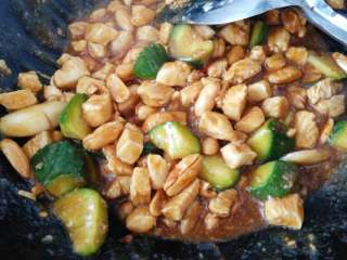 5、地方菜≈宫保鸡丁≈,接着把酒鬼花生放入，倒入宫保汁翻炒