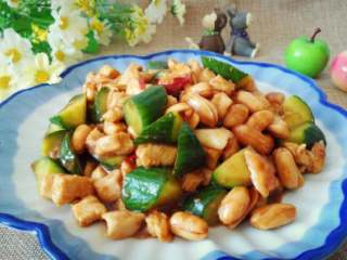 6、地方菜≈宫保鸡丁≈,翻炒均匀，收汁即可出锅