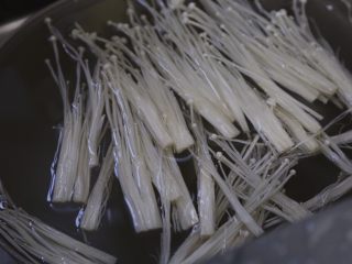 2、蚝油金针菇,金针菇撕开清洗干净