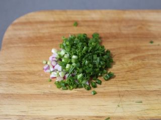 3、蚝油金针菇,葱切碎末