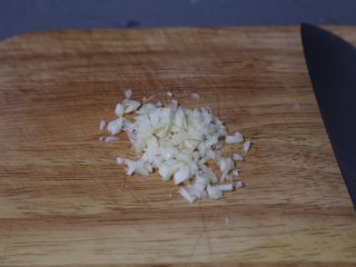 4、蚝油金针菇,蒜切碎末