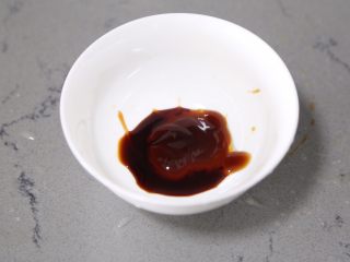 6、蚝油金针菇,碗里倒入蚝油和酱油