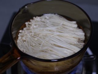 8、蚝油金针菇,金针菇放入滚水中焯水1分钟